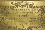 SUMMA BREVIS VITAE LEVIBUS COMPONTUR HORIS & QUIA PULVIS HOMO EST PULVERIS INSTAR ABIT